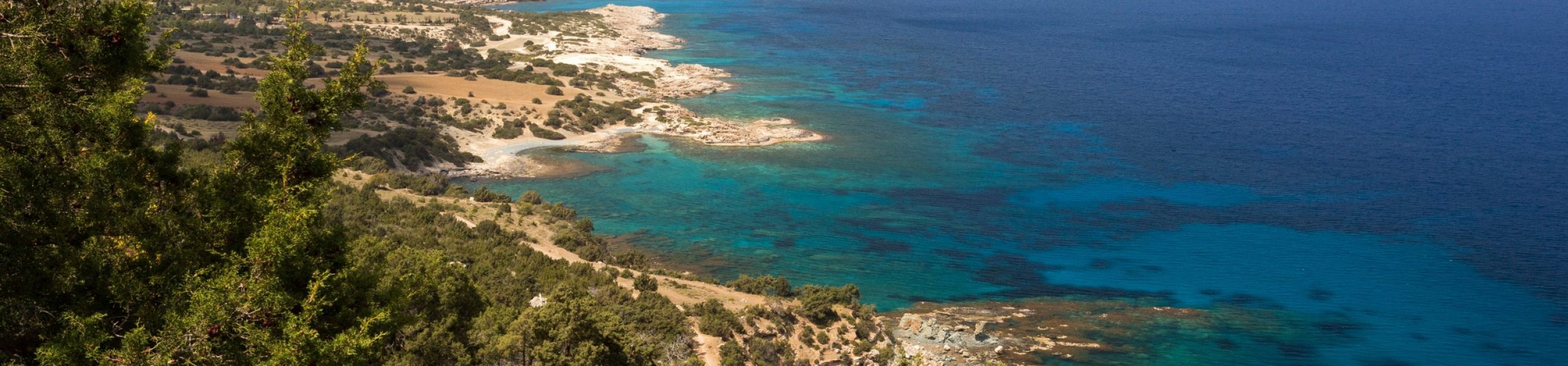 Mer méditerranée turquoise et côte de Chypre Akamas by Sebastien Closs